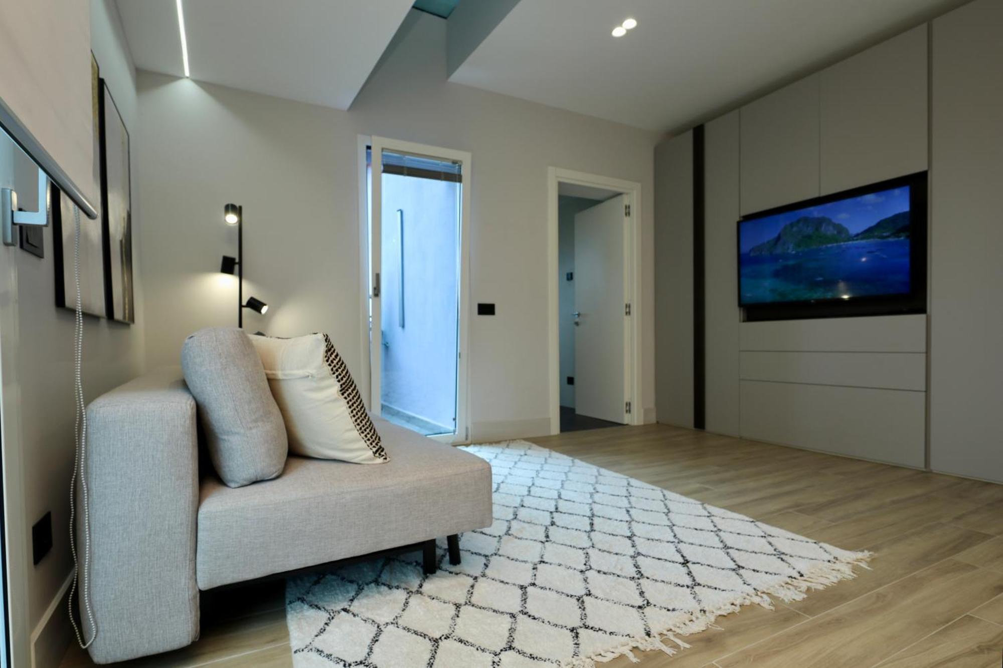Luxurious Garibaldi Penthouse - Terrace - Great View - Full Renovation - Historical Centre - Amazing Apartment *